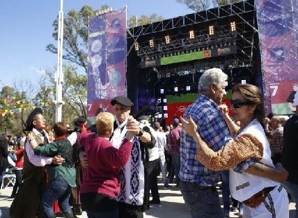 JUANCITO GÜENAGA EN TECNOPOLIS HIZO BAILAR A TODOS