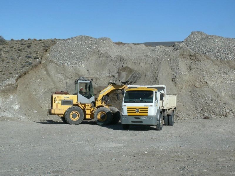 Vialidad provincial realiza obras de mejoramiento en el acceso a El Chalía.
