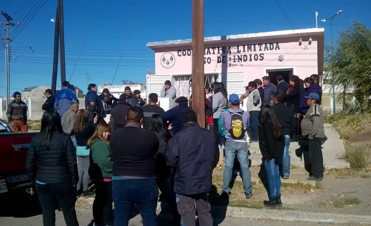 Vecinos de Paso de Indios tomaron la Cooperativa Eléctrica.