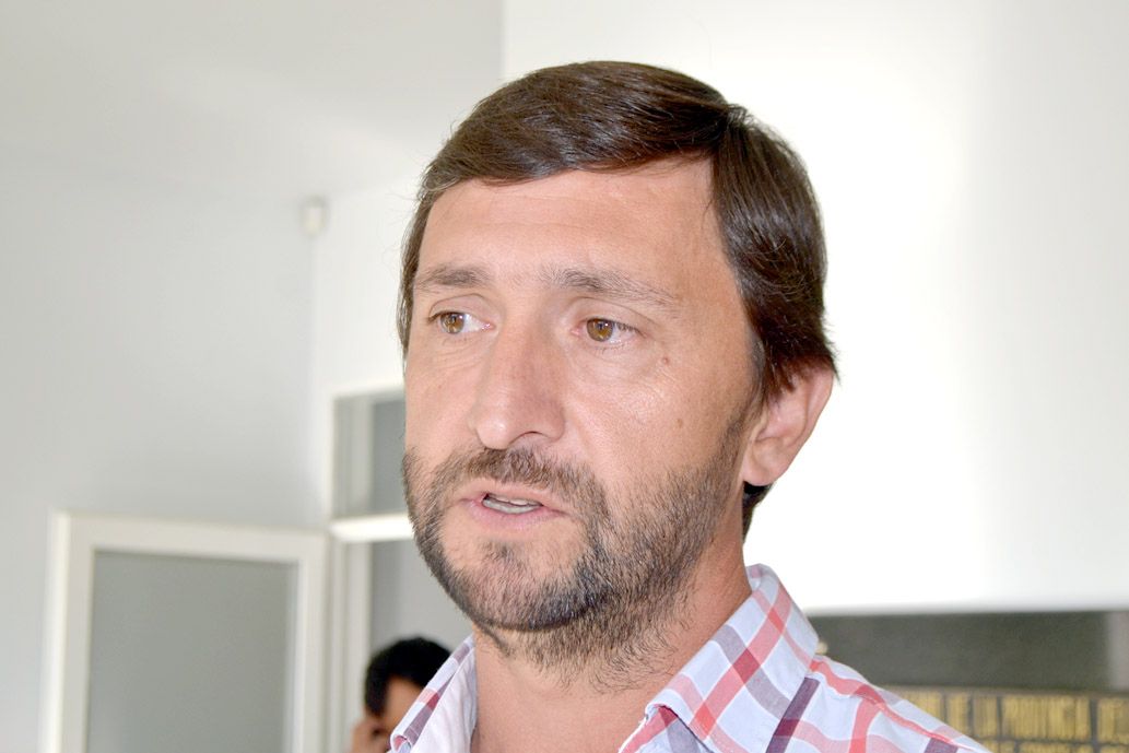 Cobraba dos sueldos y apuntan al intendente