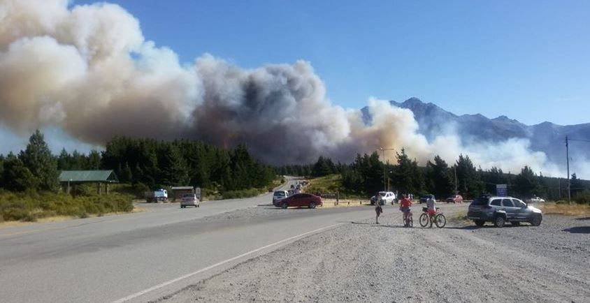 Unos 300 brigadistas combaten el incendio en Epuyén