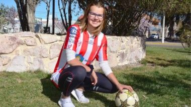 Jefina, la chica de Finlandia que se radicó en Trelew y es futbolista.