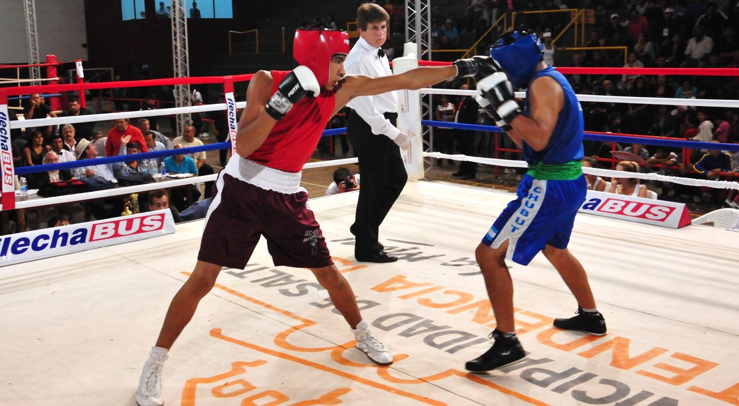 Festival Boxístico en el Club Río Mayo