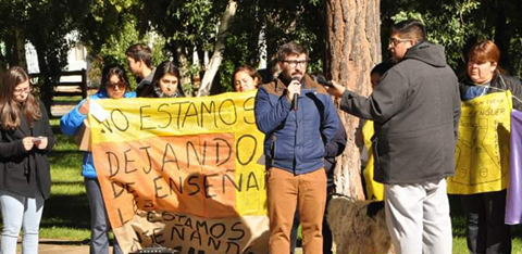 Concentración y Marcha de empleados estatales en Alto Rio Senguer.