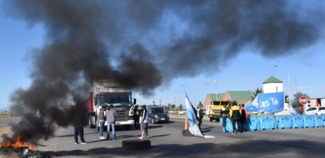 Estatales cortan Ruta 3 acceso norte a la ciudad de Trelew