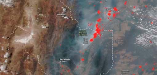 Piden donaciones para bomberos que sofocan incendio en Calilegua