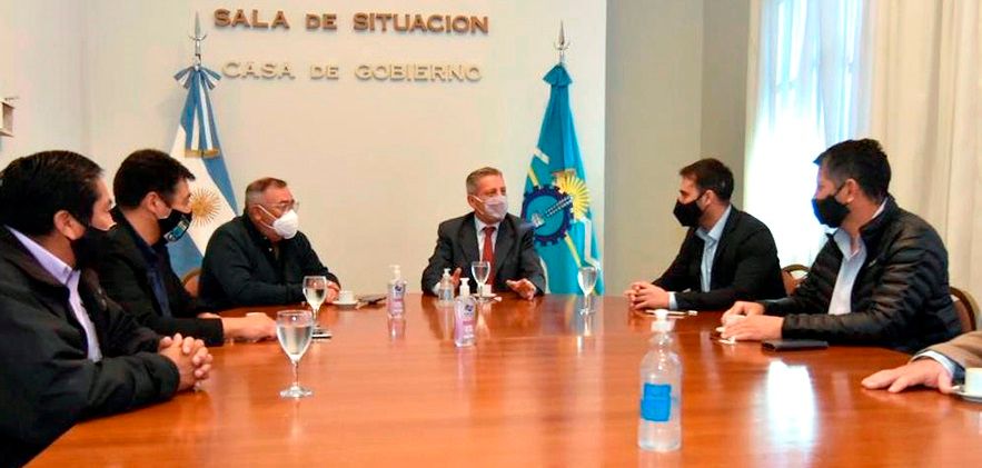 Entregaron fondos para productores afectados por la tucura.