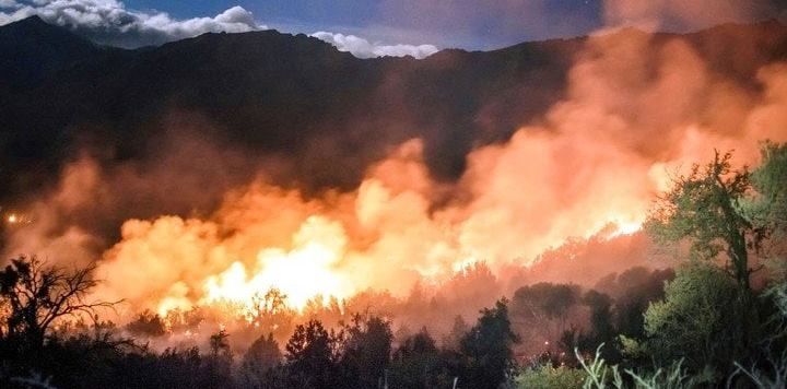Arduos operativos para apagar el incendio en El Bolsón