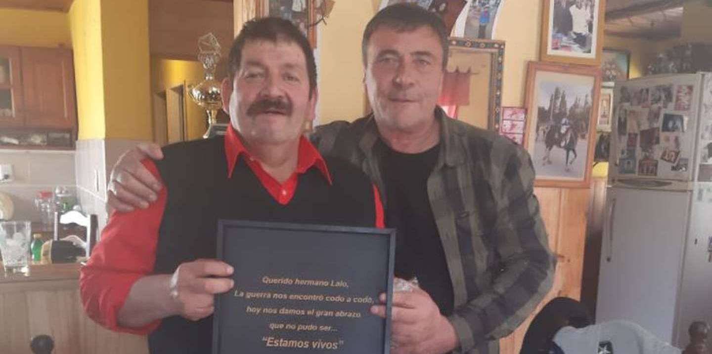 El conmovedor reencuentro de dos excombatientes después de 39 años.