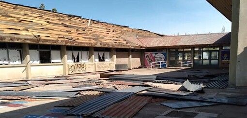 A un mes del temporal de viento la Escuela N° 106 sigue sin soluciones.
